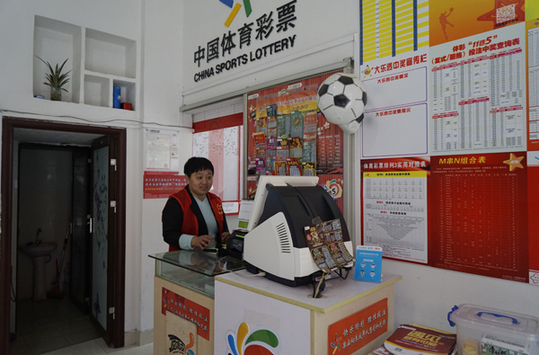 预售现已全面开启，马上购票畅爽观影！由中国电影家协会指导拍摄，陈道明任总监制，黄渤任监制，张宏任总制片人，周楠、张弛、田羽生、董越、饶晓志执导，周冬雨、尹昉、宋小宝、潘斌龙、王景春、赵今麦、黄超、杨斯、黄晓明、宋佳、张航诚领衔主演的电影《你是我的春天》发布 “父子居家日记”Vlog及“守护你”版关系海报